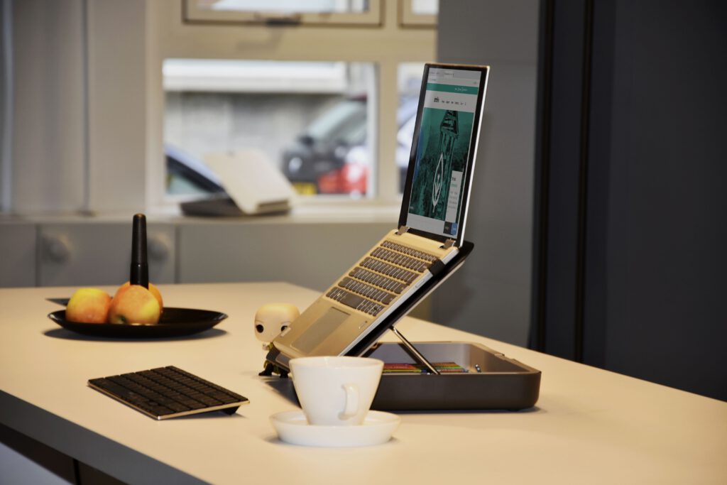 En smart designet serie ergonomiske skrivebordstilbehør som hjelper deg med å organisere ting som passer slik du liker å jobbe.