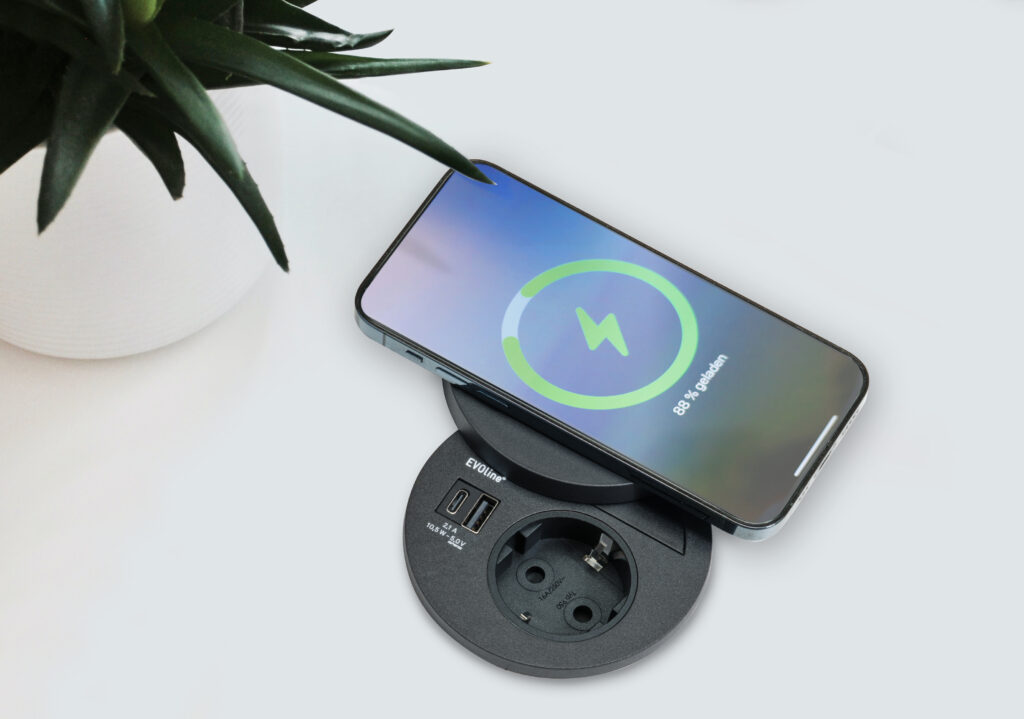 EVOline Circle80 DisQ er et nytt smart produkt som i tillegg til stikkontakt, to USB­-ladere (USB-A og USB-C) også har et lokk med hurtig trådløs lading.